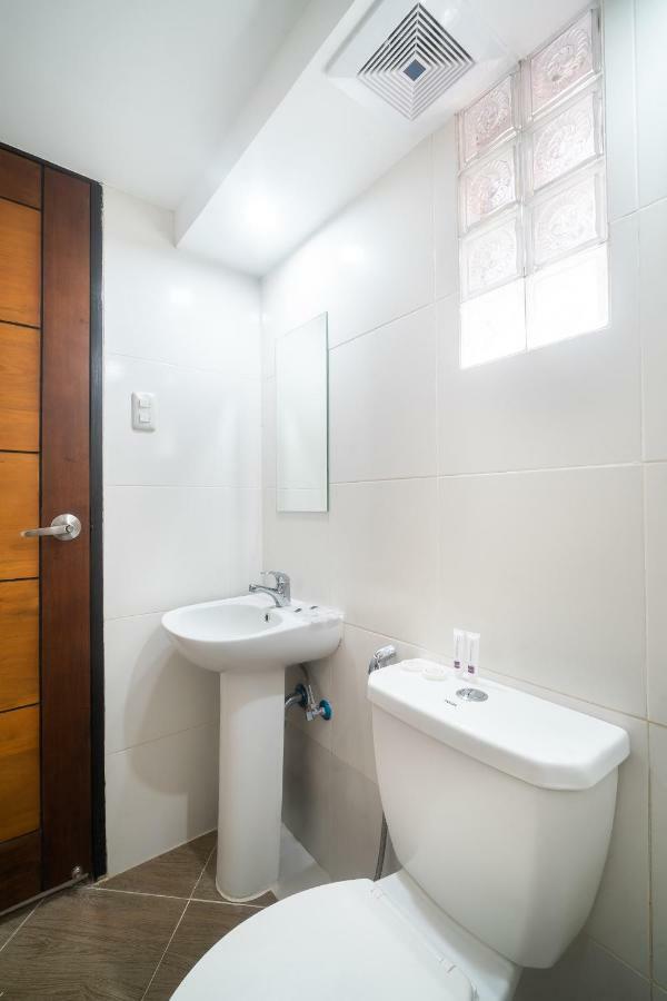 Oyo 199 Solange Apartelle Davao Stadt Exterior foto
